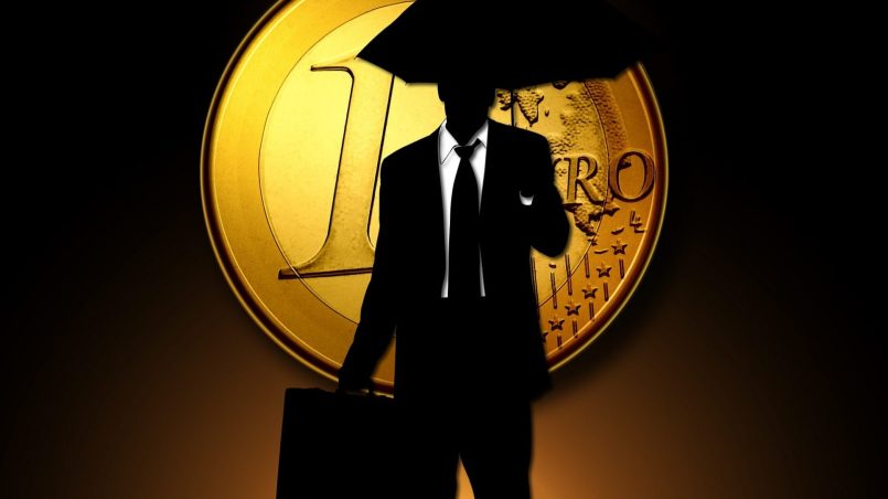 Человек с зонтом на фоне евро