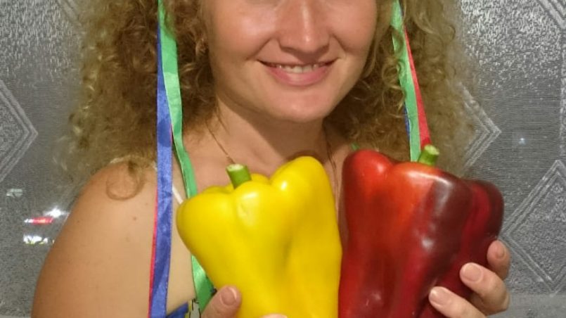Девушка держит болгарский перец