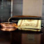 Бумажник с деньгами на столе